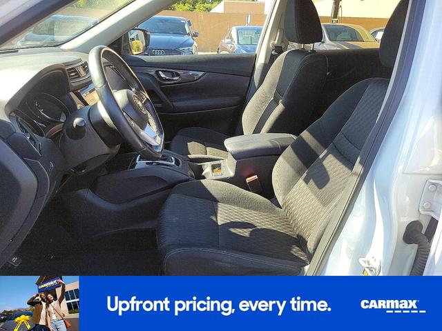 Photo of 2017 White Nissan Rogue