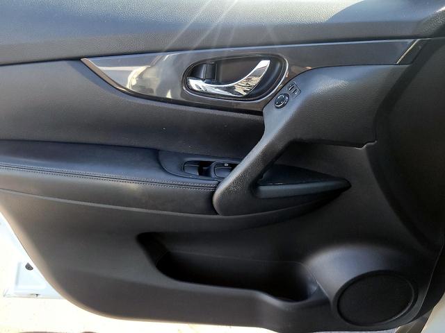 Photo of 2017 White Nissan Rogue