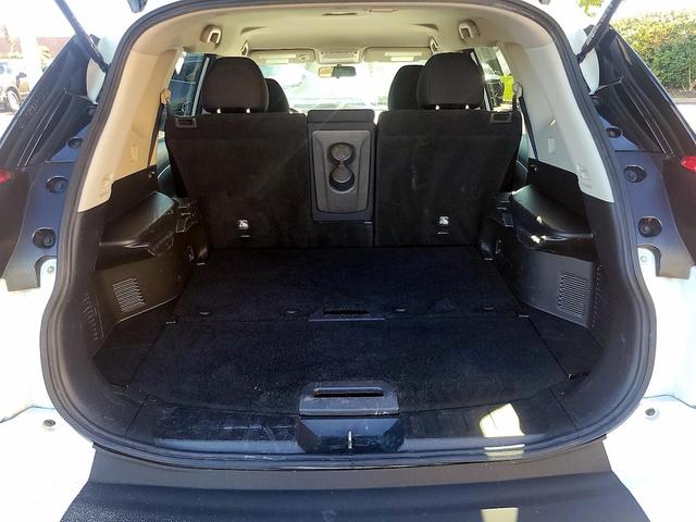 Photo of 2017 White Nissan Rogue