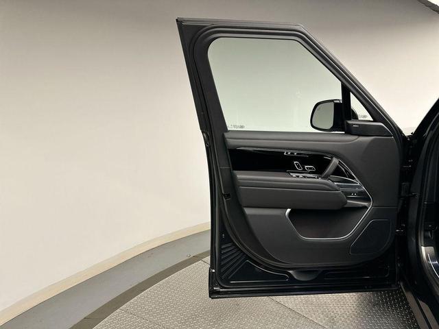Photo of 2025 Santorini Black Metallic Land Rover Range Rover