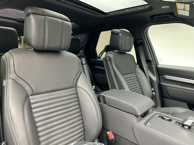 Photo of 2025 Fuji White Land Rover Discovery