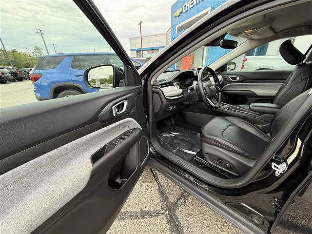 Photo of 2022 DIAMOND BLACK C Jeep Compass