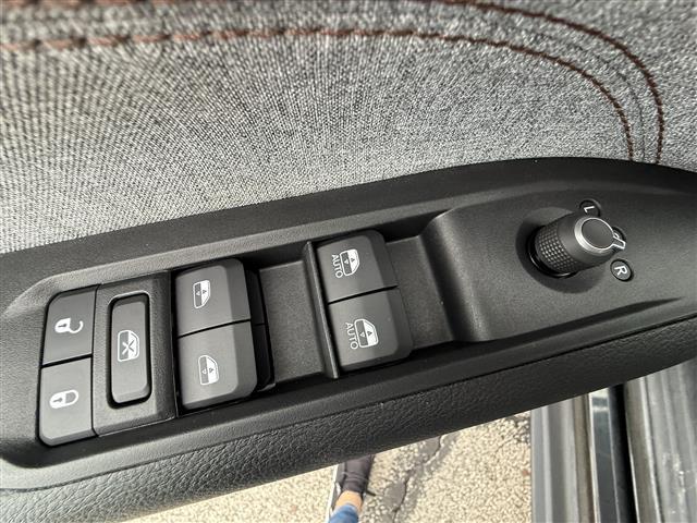 Photo of 2022 DIAMOND BLACK C Jeep Compass
