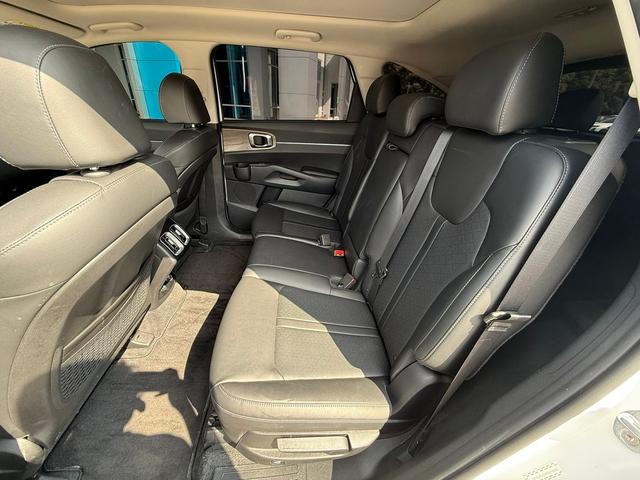 Photo of 2023 GLACIAL WHITE P Kia Sorento