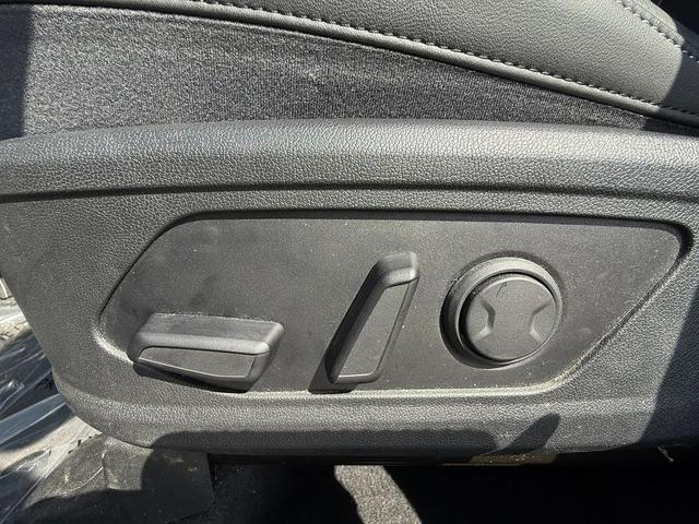 Photo of 2023 GLACIAL WHITE P Kia Sorento