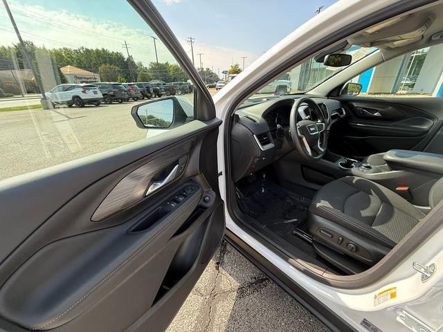 Photo of 2024 Summit White GMC Terrain