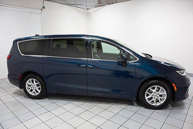 Photo of 2023 Fathom Blue Pearlcoat Chrysler Pacifica