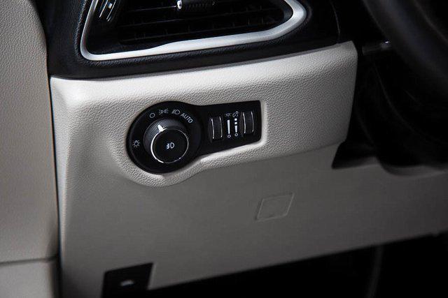 Photo of 2023 Fathom Blue Pearlcoat Chrysler Pacifica