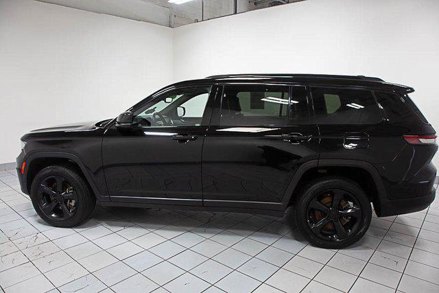 Photo of 2023 Diamond Black Crystal Pearlcoat Jeep Grand Cherokee L