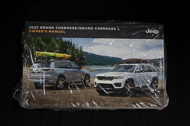 Photo of 2023 Diamond Black Crystal Pearlcoat Jeep Grand Cherokee L