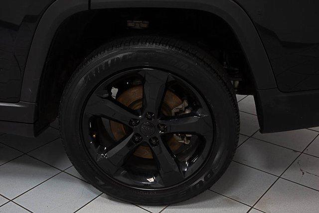 Photo of 2023 Diamond Black Crystal Pearlcoat Jeep Grand Cherokee L