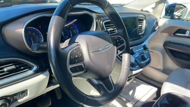Photo of 2017 Blue Chrysler Pacifica