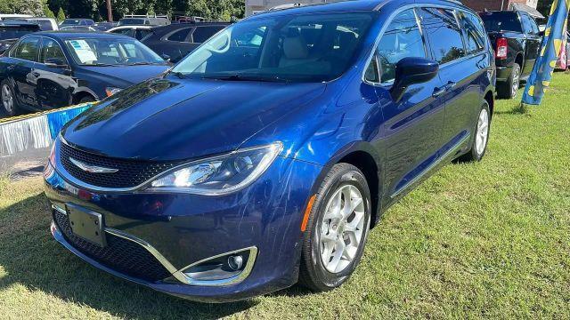 Photo of 2017 Blue Chrysler Pacifica