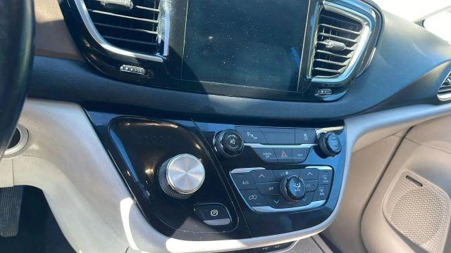 Photo of 2017 Blue Chrysler Pacifica