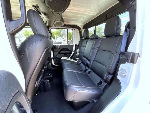 Photo of 2025 Bright White Clearcoat Jeep Gladiator