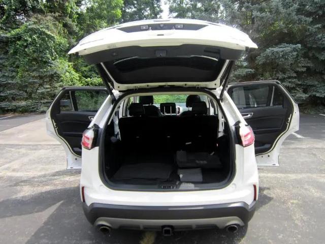 Photo of 2019 White Ford Edge
