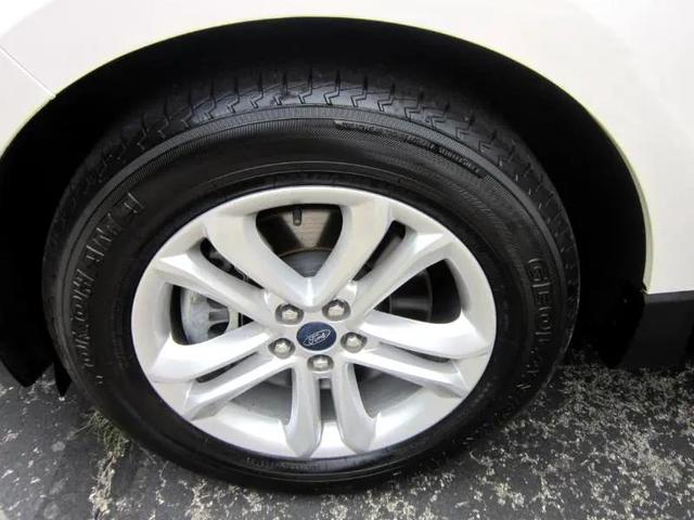 Photo of 2019 White Ford Edge