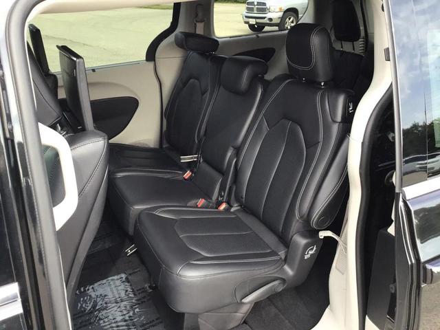 Photo of 2022 Brilliant Black Crystal Pearlcoat Chrysler Pacifica