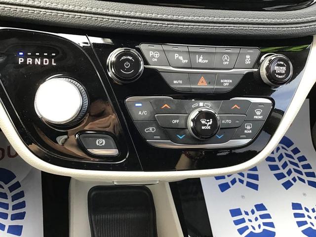 Photo of 2022 Brilliant Black Crystal Pearlcoat Chrysler Pacifica