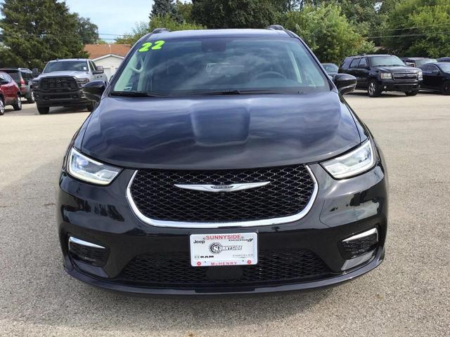 Photo of 2022 Brilliant Black Crystal Pearlcoat Chrysler Pacifica