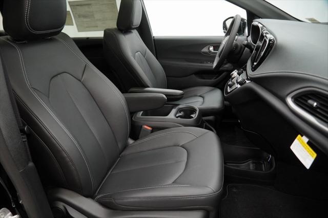 Photo of 2025 Diamond Black Crystal Pearlcoat Chrysler Pacifica