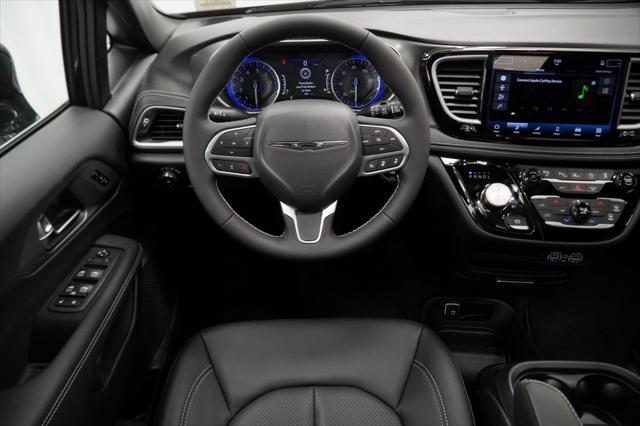 Photo of 2025 Diamond Black Crystal Pearlcoat Chrysler Pacifica