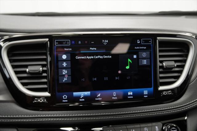 Photo of 2025 Diamond Black Crystal Pearlcoat Chrysler Pacifica