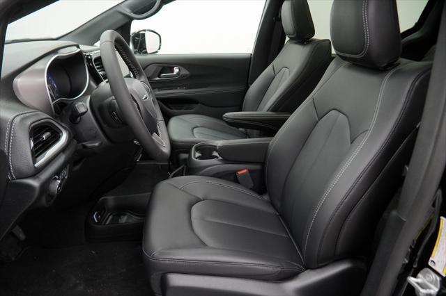 Photo of 2025 Diamond Black Crystal Pearlcoat Chrysler Pacifica