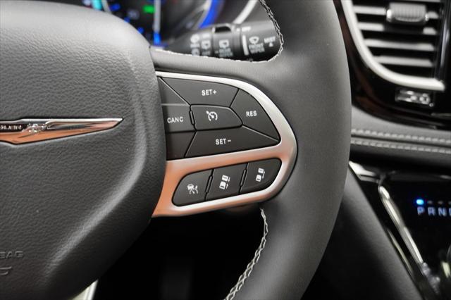 Photo of 2025 Diamond Black Crystal Pearlcoat Chrysler Pacifica