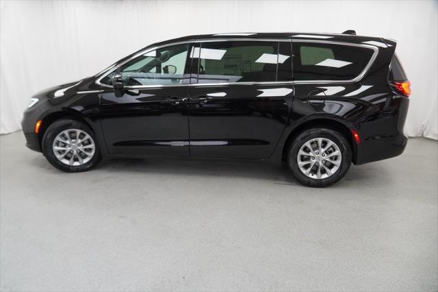 Photo of 2025 Diamond Black Crystal Pearlcoat Chrysler Pacifica