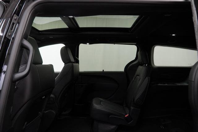 Photo of 2025 Diamond Black Crystal Pearlcoat Chrysler Pacifica