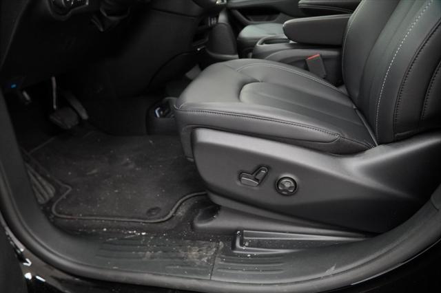 Photo of 2025 Diamond Black Crystal Pearlcoat Chrysler Pacifica