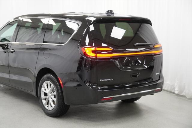 Photo of 2025 Diamond Black Crystal Pearlcoat Chrysler Pacifica