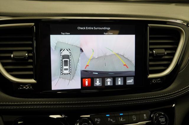 Photo of 2025 Diamond Black Crystal Pearlcoat Chrysler Pacifica