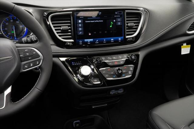 Photo of 2025 Diamond Black Crystal Pearlcoat Chrysler Pacifica