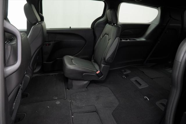 Photo of 2025 Diamond Black Crystal Pearlcoat Chrysler Pacifica