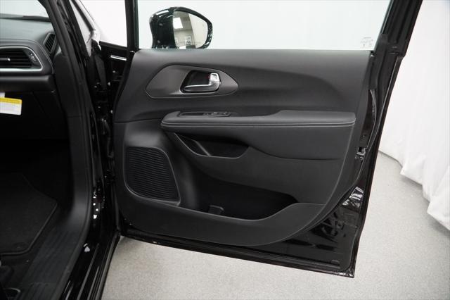 Photo of 2025 Diamond Black Crystal Pearlcoat Chrysler Pacifica