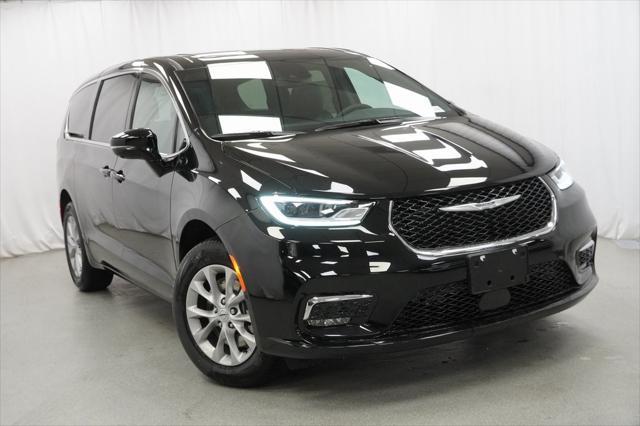 Photo of 2025 Diamond Black Crystal Pearlcoat Chrysler Pacifica
