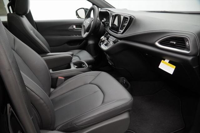 Photo of 2025 Diamond Black Crystal Pearlcoat Chrysler Pacifica