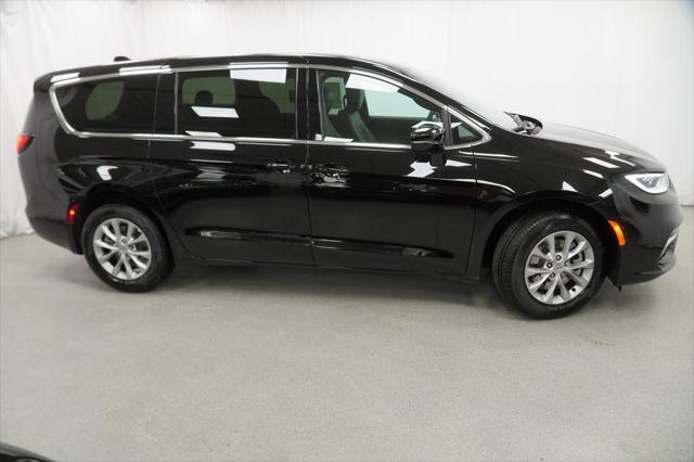 Photo of 2025 Diamond Black Crystal Pearlcoat Chrysler Pacifica