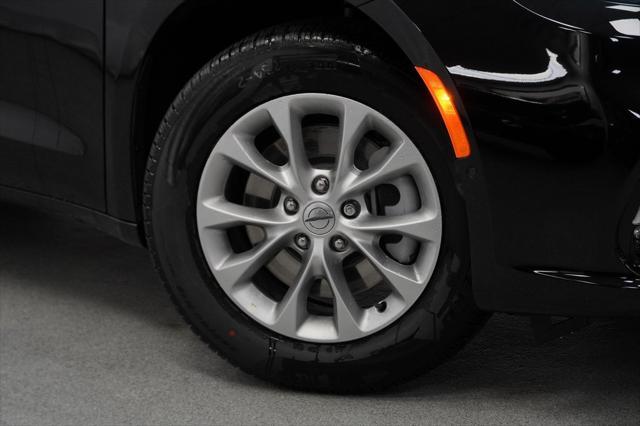 Photo of 2025 Diamond Black Crystal Pearlcoat Chrysler Pacifica