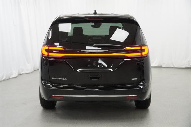 Photo of 2025 Diamond Black Crystal Pearlcoat Chrysler Pacifica