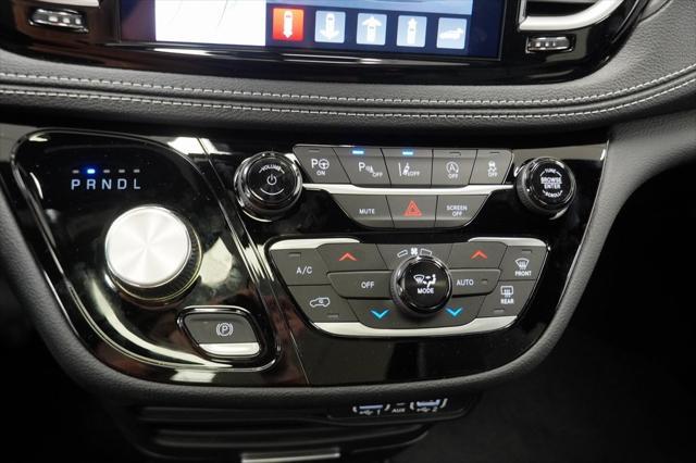Photo of 2025 Diamond Black Crystal Pearlcoat Chrysler Pacifica
