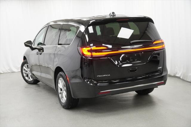 Photo of 2025 Diamond Black Crystal Pearlcoat Chrysler Pacifica