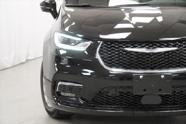 Photo of 2025 Diamond Black Crystal Pearlcoat Chrysler Pacifica
