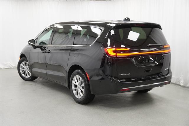 Photo of 2025 Diamond Black Crystal Pearlcoat Chrysler Pacifica