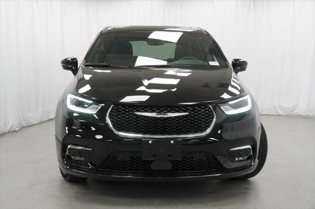 Photo of 2025 Diamond Black Crystal Pearlcoat Chrysler Pacifica