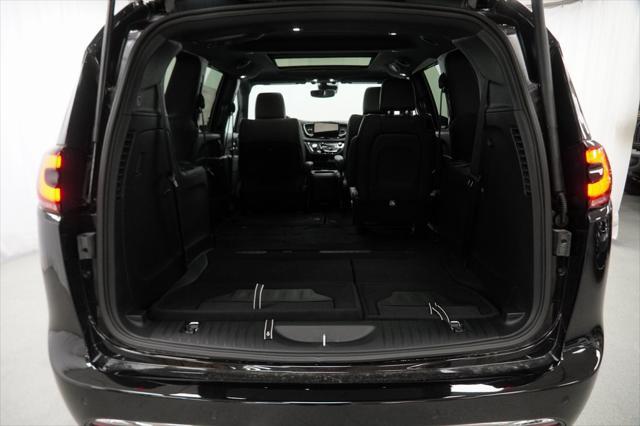 Photo of 2025 Diamond Black Crystal Pearlcoat Chrysler Pacifica