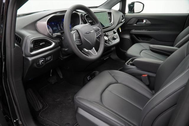Photo of 2025 Diamond Black Crystal Pearlcoat Chrysler Pacifica