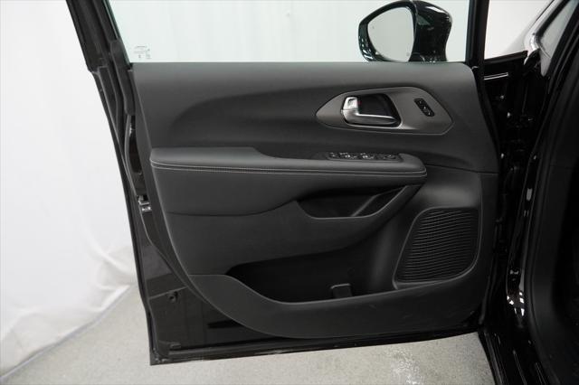 Photo of 2025 Diamond Black Crystal Pearlcoat Chrysler Pacifica